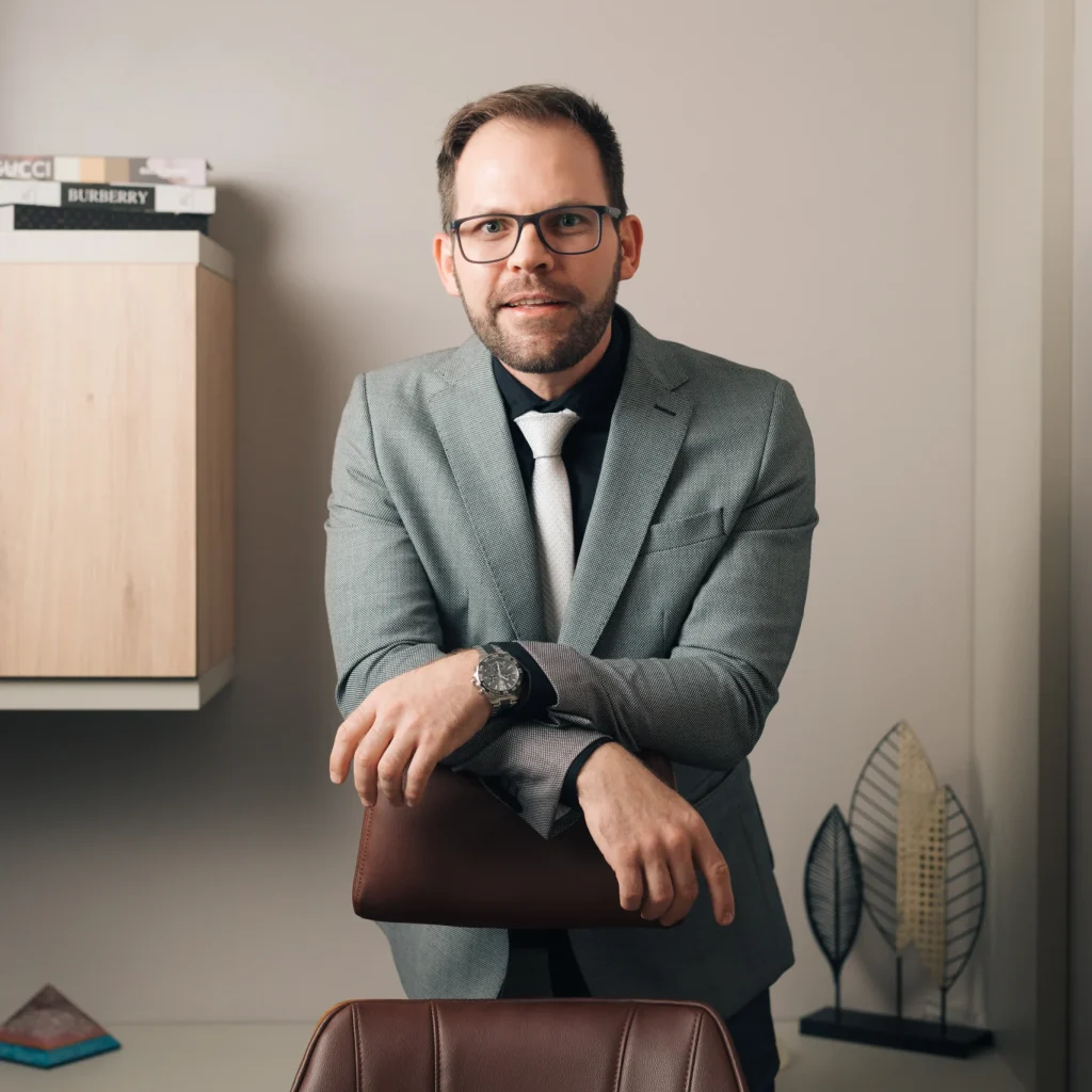 Dr. Adriano Gasparin